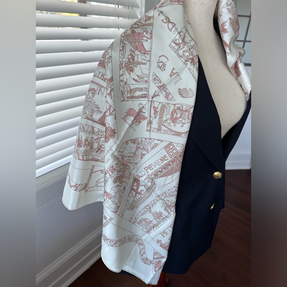 Hermès Carré 90 Silk La Gloire de Guillaume by Loïc Dubigeon